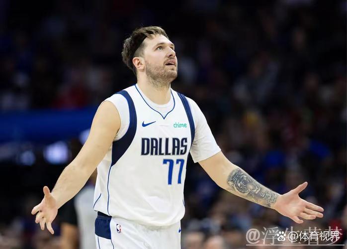 东契奇持球切入 漂移抛投打成并获罚球 东契奇持球切入 漂移抛投打成并获罚球