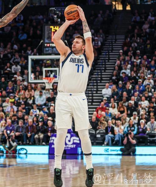 东契奇持球切入 漂移抛投打成并获罚球 东契奇持球切入 漂移抛投打成并获罚球